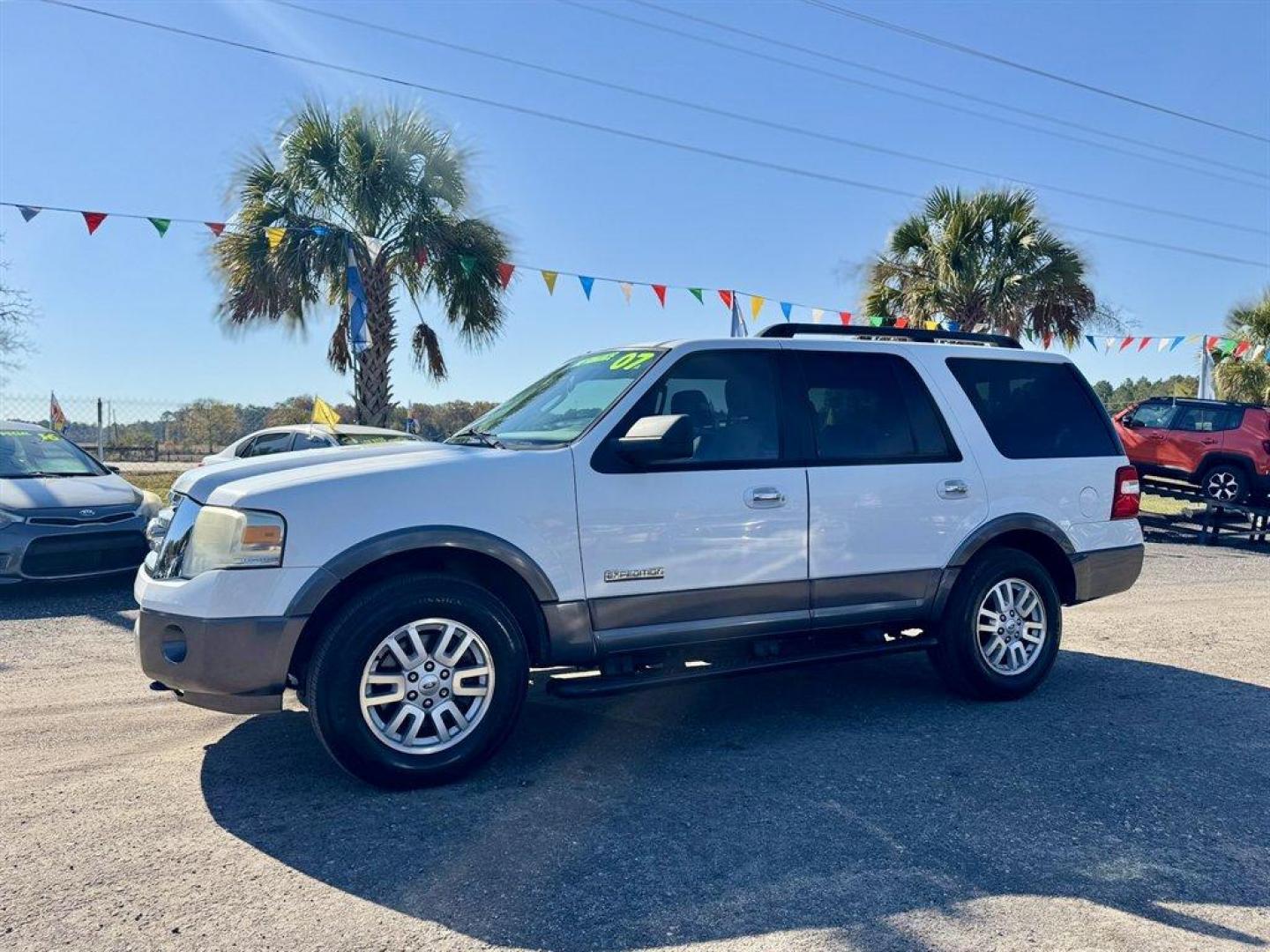 2007 White /Grey Ford Expedition (1FMFU16557L) with an 5.4l V8 EFI Sohc 3v 5.4l engine, Automatic transmission, located at 745 East Steele Rd., West Columbia, SC, 29170, (803) 755-9148, 33.927212, -81.148483 - Special Internet Price! 2007 Ford Expedition XLT - Photo#0