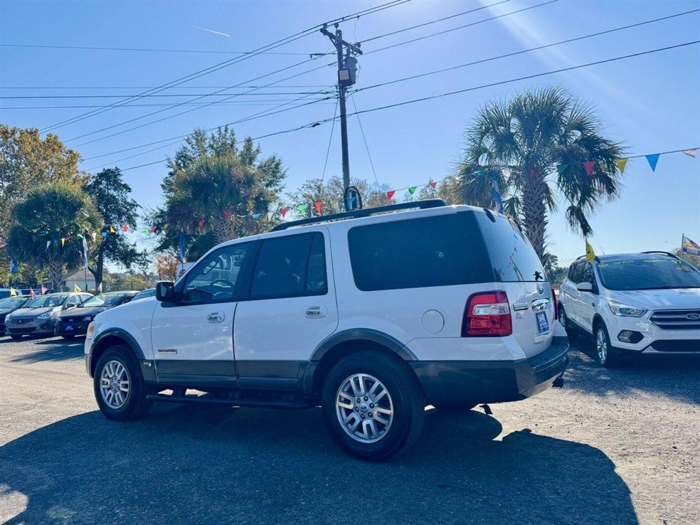 2007 White /Grey Ford Expedition (1FMFU16557L) with an 5.4l V8 EFI Sohc 3v 5.4l engine, Automatic transmission, located at 745 East Steele Rd., West Columbia, SC, 29170, (803) 755-9148, 33.927212, -81.148483 - Special Internet Price! 2007 Ford Expedition XLT - Photo#5