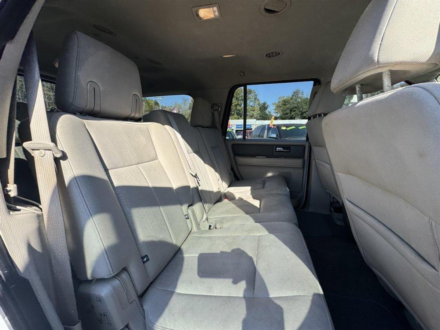 2007 White /Grey Ford Expedition (1FMFU16557L) with an 5.4l V8 EFI Sohc 3v 5.4l engine, Automatic transmission, located at 745 East Steele Rd., West Columbia, SC, 29170, (803) 755-9148, 33.927212, -81.148483 - Special Internet Price! 2007 Ford Expedition XLT - Photo#21