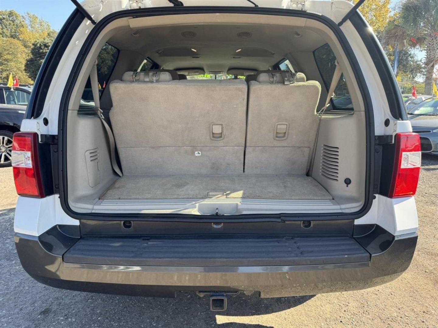 2007 White /Grey Ford Expedition (1FMFU16557L) with an 5.4l V8 EFI Sohc 3v 5.4l engine, Automatic transmission, located at 745 East Steele Rd., West Columbia, SC, 29170, (803) 755-9148, 33.927212, -81.148483 - Special Internet Price! 2007 Ford Expedition XLT - Photo#24