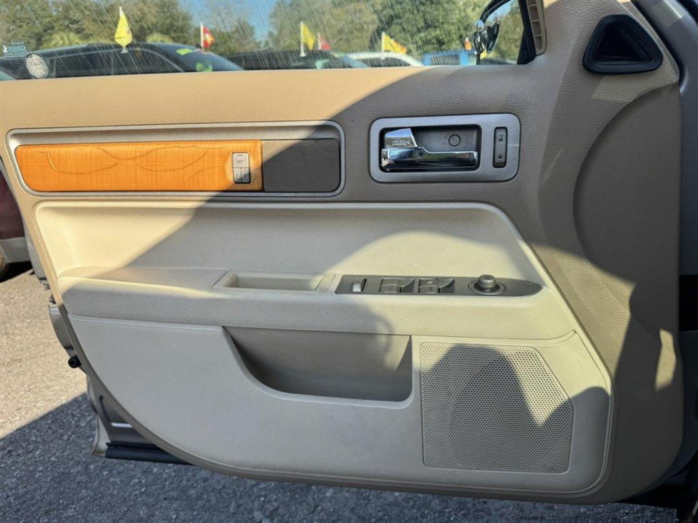 2008 Gold /Tan Lincoln MKZ (3LNHM26T38R) with an 3.5l V6 SFI Dohc 24v 3.5l engine, Automatic transmission, located at 745 East Steele Rd., West Columbia, SC, 29170, (803) 755-9148, 33.927212, -81.148483 - Photo#16