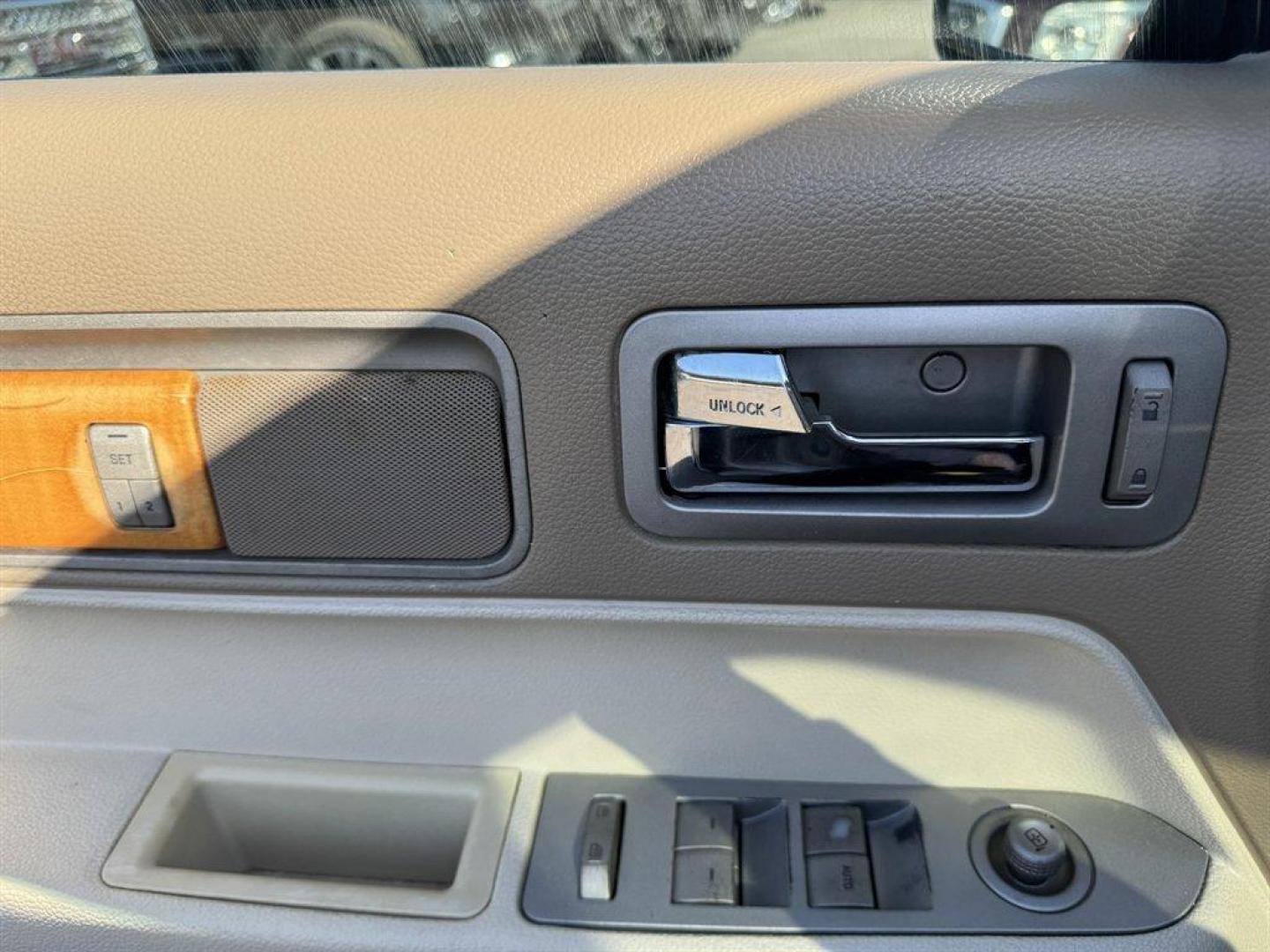 2008 Gold /Tan Lincoln MKZ (3LNHM26T38R) with an 3.5l V6 SFI Dohc 24v 3.5l engine, Automatic transmission, located at 745 East Steele Rd., West Columbia, SC, 29170, (803) 755-9148, 33.927212, -81.148483 - Photo#17