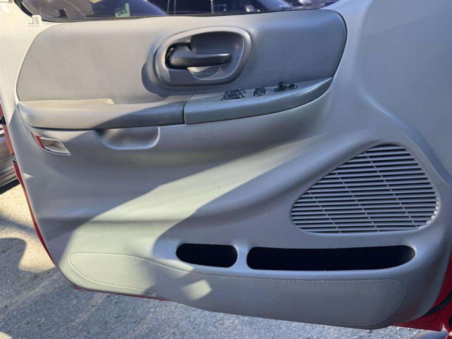 2001 Red Ford F150 (2FTRX08L21C) with an 5.4l V8 EFI Sohc 5.4l engine, Automatic transmission, located at 745 East Steele Rd., West Columbia, SC, 29170, (803) 755-9148, 33.927212, -81.148483 - Special Internet Price! 2001 Ford F150 - Photo#14