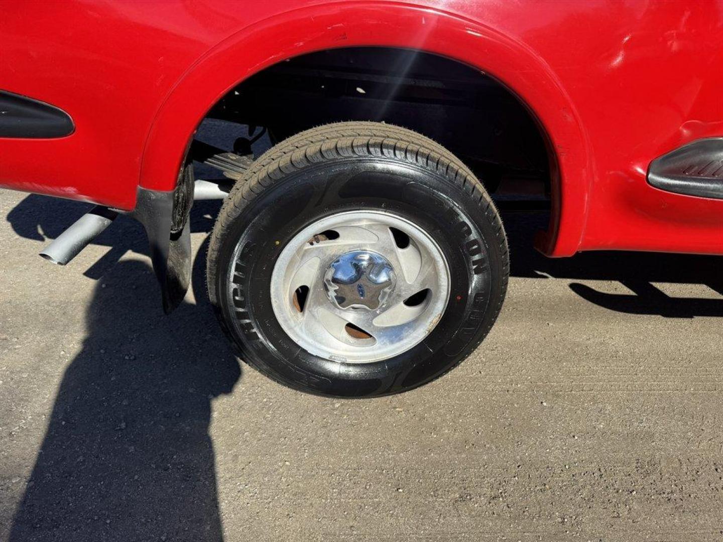 2001 Red Ford F150 (2FTRX08L21C) with an 5.4l V8 EFI Sohc 5.4l engine, Automatic transmission, located at 745 East Steele Rd., West Columbia, SC, 29170, (803) 755-9148, 33.927212, -81.148483 - Special Internet Price! 2001 Ford F150 - Photo#28