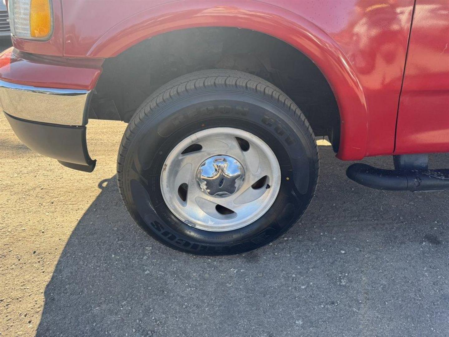 2001 Red Ford F150 (2FTRX08L21C) with an 5.4l V8 EFI Sohc 5.4l engine, Automatic transmission, located at 745 East Steele Rd., West Columbia, SC, 29170, (803) 755-9148, 33.927212, -81.148483 - Special Internet Price! 2001 Ford F150 - Photo#30