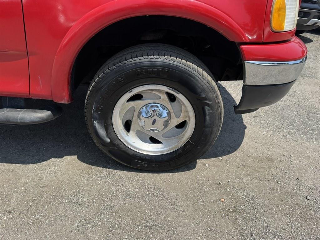2001 Red /Grey Ford F150 (2FTRX08L21C) with an 5.4l V8 EFI Sohc 5.4l engine, Automatic transmission, located at 745 East Steele Rd., West Columbia, SC, 29170, (803) 755-9148, 33.927212, -81.148483- Photo#26