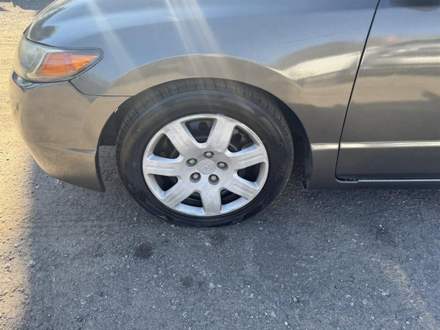 2007 Grey /Grey Honda Civic (2HGFG126X7H) with an 1.8l I-4 MPI Sohc 1.8l engine, Automatic transmission, located at 745 East Steele Rd., West Columbia, SC, 29170, (803) 755-9148, 33.927212, -81.148483 - Special Internet Price! 2007 Honda Civic - Photo#20