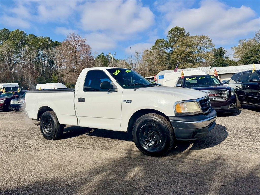 2000 White /Grey Ford F150 (1FTZF1726YN) with an 4.2l V6 SPI 4.2l engine, Manual transmission, located at 745 East Steele Rd., West Columbia, SC, 29170, (803) 755-9148, 33.927212, -81.148483 - Photo#2