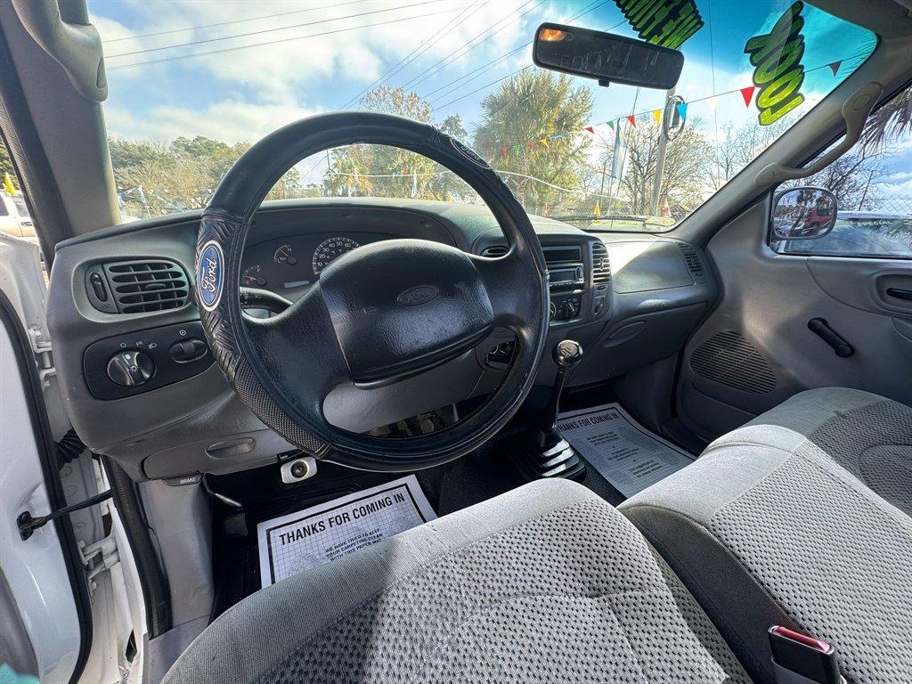 2000 White /Grey Ford F150 (1FTZF1726YN) with an 4.2l V6 SPI 4.2l engine, Manual transmission, located at 745 East Steele Rd., West Columbia, SC, 29170, (803) 755-9148, 33.927212, -81.148483 - Photo#6
