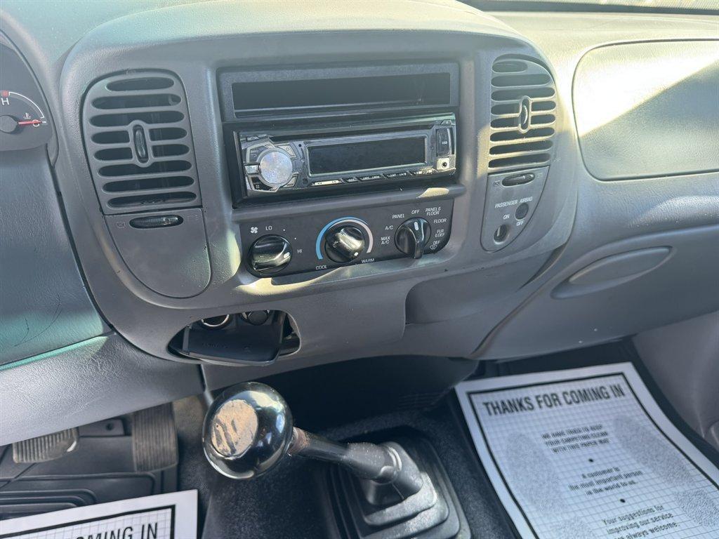 2000 White /Grey Ford F150 (1FTZF1726YN) with an 4.2l V6 SPI 4.2l engine, Manual transmission, located at 745 East Steele Rd., West Columbia, SC, 29170, (803) 755-9148, 33.927212, -81.148483 - Photo#9