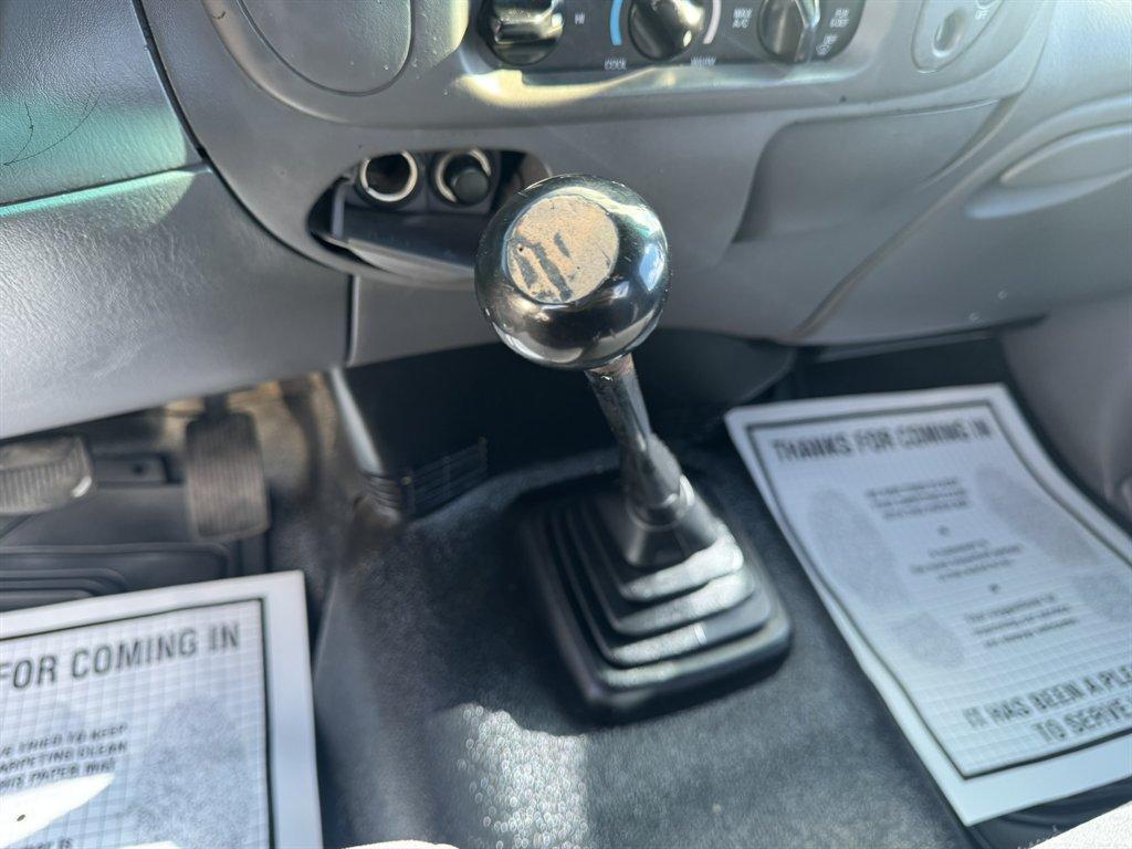 2000 White /Grey Ford F150 (1FTZF1726YN) with an 4.2l V6 SPI 4.2l engine, Manual transmission, located at 745 East Steele Rd., West Columbia, SC, 29170, (803) 755-9148, 33.927212, -81.148483 - Photo#10