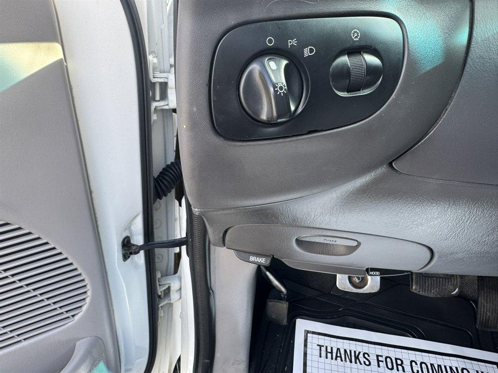 2000 White /Grey Ford F150 (1FTZF1726YN) with an 4.2l V6 SPI 4.2l engine, Manual transmission, located at 745 East Steele Rd., West Columbia, SC, 29170, (803) 755-9148, 33.927212, -81.148483 - Photo#11