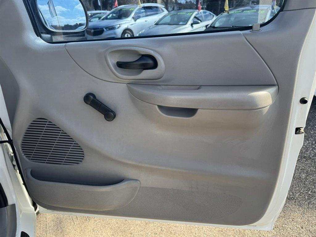 2000 White /Grey Ford F150 (1FTZF1726YN) with an 4.2l V6 SPI 4.2l engine, Manual transmission, located at 745 East Steele Rd., West Columbia, SC, 29170, (803) 755-9148, 33.927212, -81.148483 - Photo#14