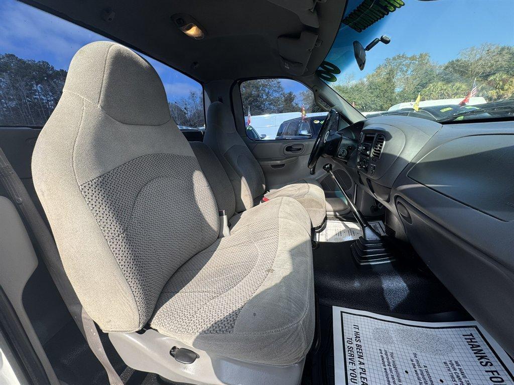 2000 White /Grey Ford F150 (1FTZF1726YN) with an 4.2l V6 SPI 4.2l engine, Manual transmission, located at 745 East Steele Rd., West Columbia, SC, 29170, (803) 755-9148, 33.927212, -81.148483 - Photo#15