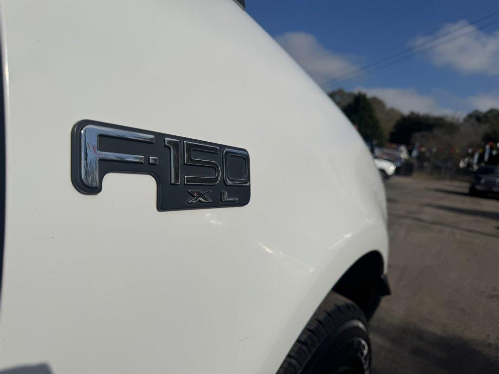 2000 White /Grey Ford F150 (1FTZF1726YN) with an 4.2l V6 SPI 4.2l engine, Manual transmission, located at 745 East Steele Rd., West Columbia, SC, 29170, (803) 755-9148, 33.927212, -81.148483 - Photo#17