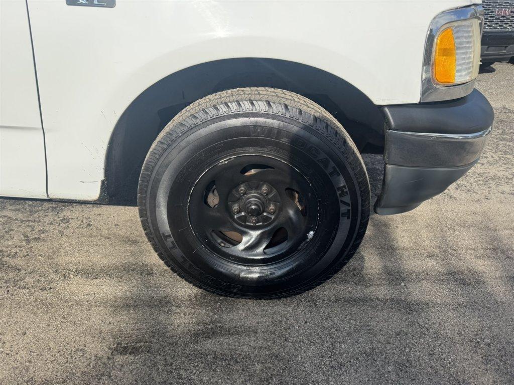 2000 White /Grey Ford F150 (1FTZF1726YN) with an 4.2l V6 SPI 4.2l engine, Manual transmission, located at 745 East Steele Rd., West Columbia, SC, 29170, (803) 755-9148, 33.927212, -81.148483 - Photo#18