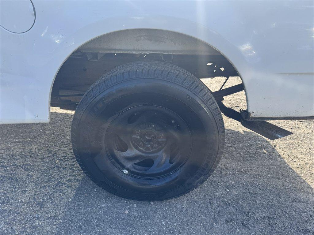 2000 White /Grey Ford F150 (1FTZF1726YN) with an 4.2l V6 SPI 4.2l engine, Manual transmission, located at 745 East Steele Rd., West Columbia, SC, 29170, (803) 755-9148, 33.927212, -81.148483 - Photo#21