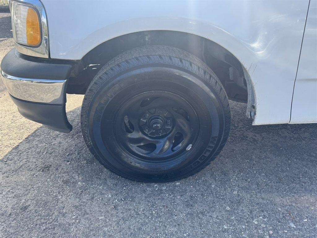 2000 White /Grey Ford F150 (1FTZF1726YN) with an 4.2l V6 SPI 4.2l engine, Manual transmission, located at 745 East Steele Rd., West Columbia, SC, 29170, (803) 755-9148, 33.927212, -81.148483 - Photo#22