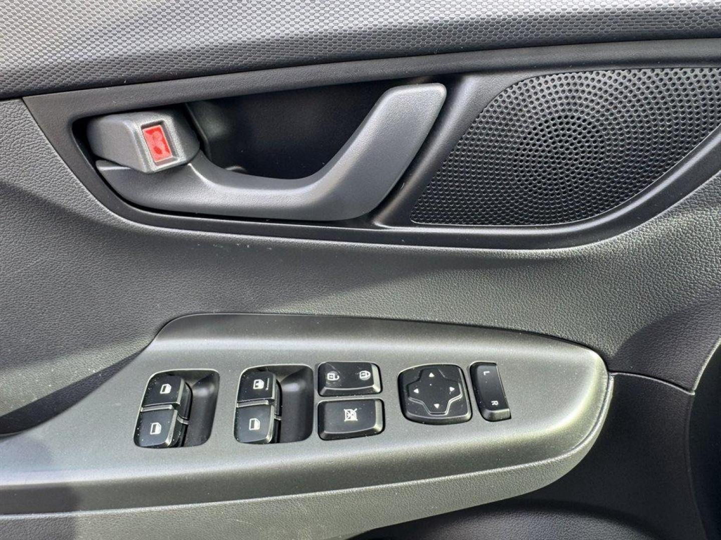 2021 Silver /Black Hyundai Kona (KM8K12AA8MU) with an 2.0l I-4 MPI Dohc 2.0l engine, Automatic transmission, located at 745 East Steele Rd., West Columbia, SC, 29170, (803) 755-9148, 33.927212, -81.148483 - Photo#16