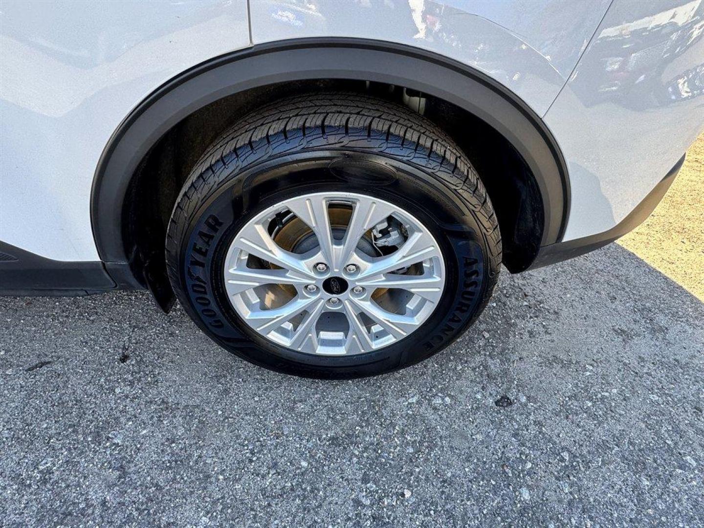 2023 White Ford Escape (1FMCU0GZ7PU) with an 2.5l I-4 Smpi Dohc Hybrd engine, located at 745 East Steele Rd., West Columbia, SC, 29170, (803) 755-9148, 33.927212, -81.148483 - Internet Special - 2023 Ford Escape Active Hybrid - Photo#26