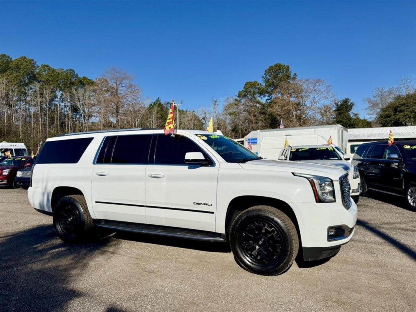 2020 White /Black GMC Yukon XL (1GKS1HKJ9LR) with an 6.2l V8 DI VVT Flex 6.2l engine, Automatic transmission, located at 745 East Steele Rd., West Columbia, SC, 29170, (803) 755-9148, 33.927212, -81.148483 - Photo#2