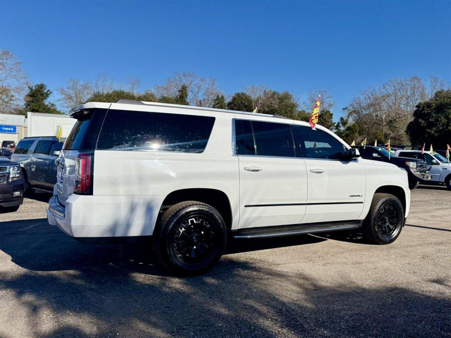 2020 White /Black GMC Yukon XL (1GKS1HKJ9LR) with an 6.2l V8 DI VVT Flex 6.2l engine, Automatic transmission, located at 745 East Steele Rd., West Columbia, SC, 29170, (803) 755-9148, 33.927212, -81.148483 - Photo#3