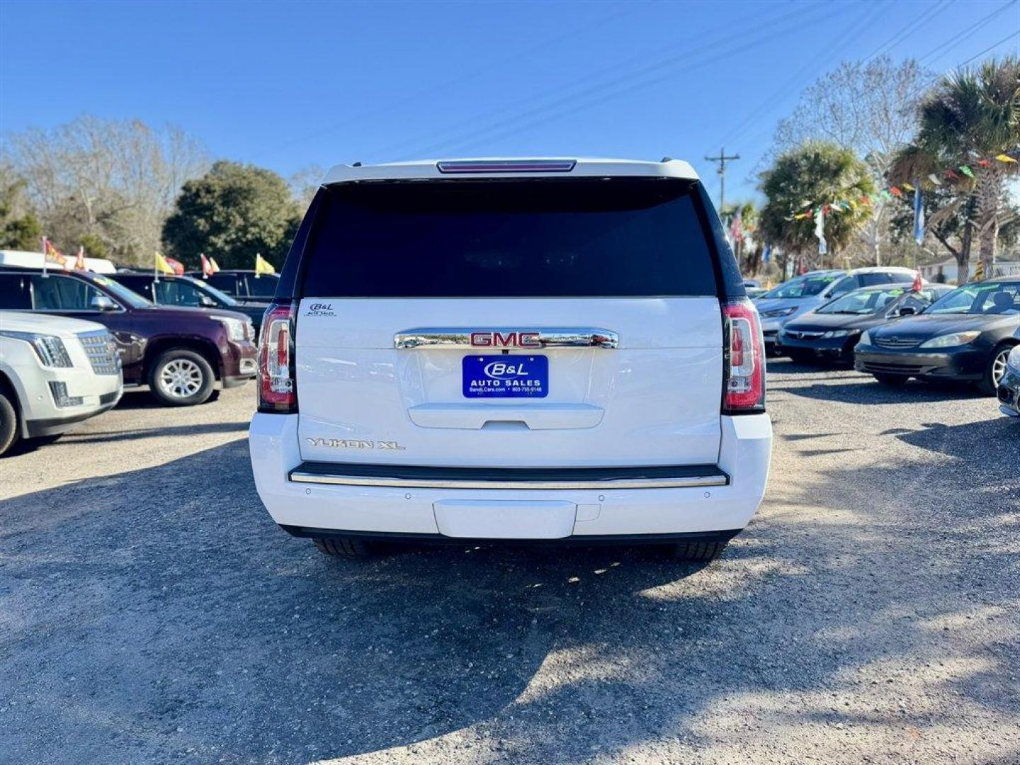 2020 White /Black GMC Yukon XL (1GKS1HKJ9LR) with an 6.2l V8 DI VVT Flex 6.2l engine, Automatic transmission, located at 745 East Steele Rd., West Columbia, SC, 29170, (803) 755-9148, 33.927212, -81.148483 - Photo#4