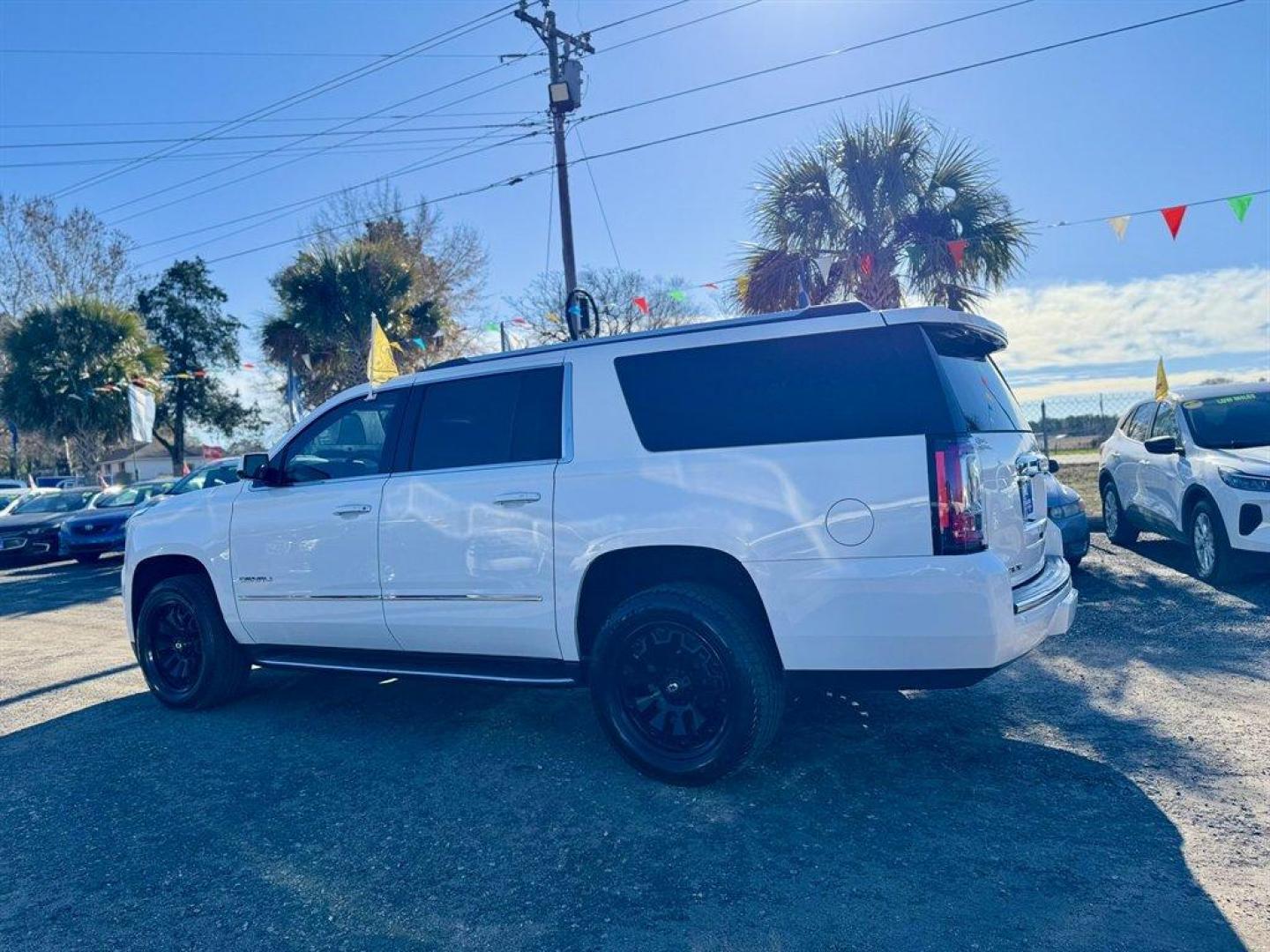 2020 White /Black GMC Yukon XL (1GKS1HKJ9LR) with an 6.2l V8 DI VVT Flex 6.2l engine, Automatic transmission, located at 745 East Steele Rd., West Columbia, SC, 29170, (803) 755-9148, 33.927212, -81.148483 - Photo#5