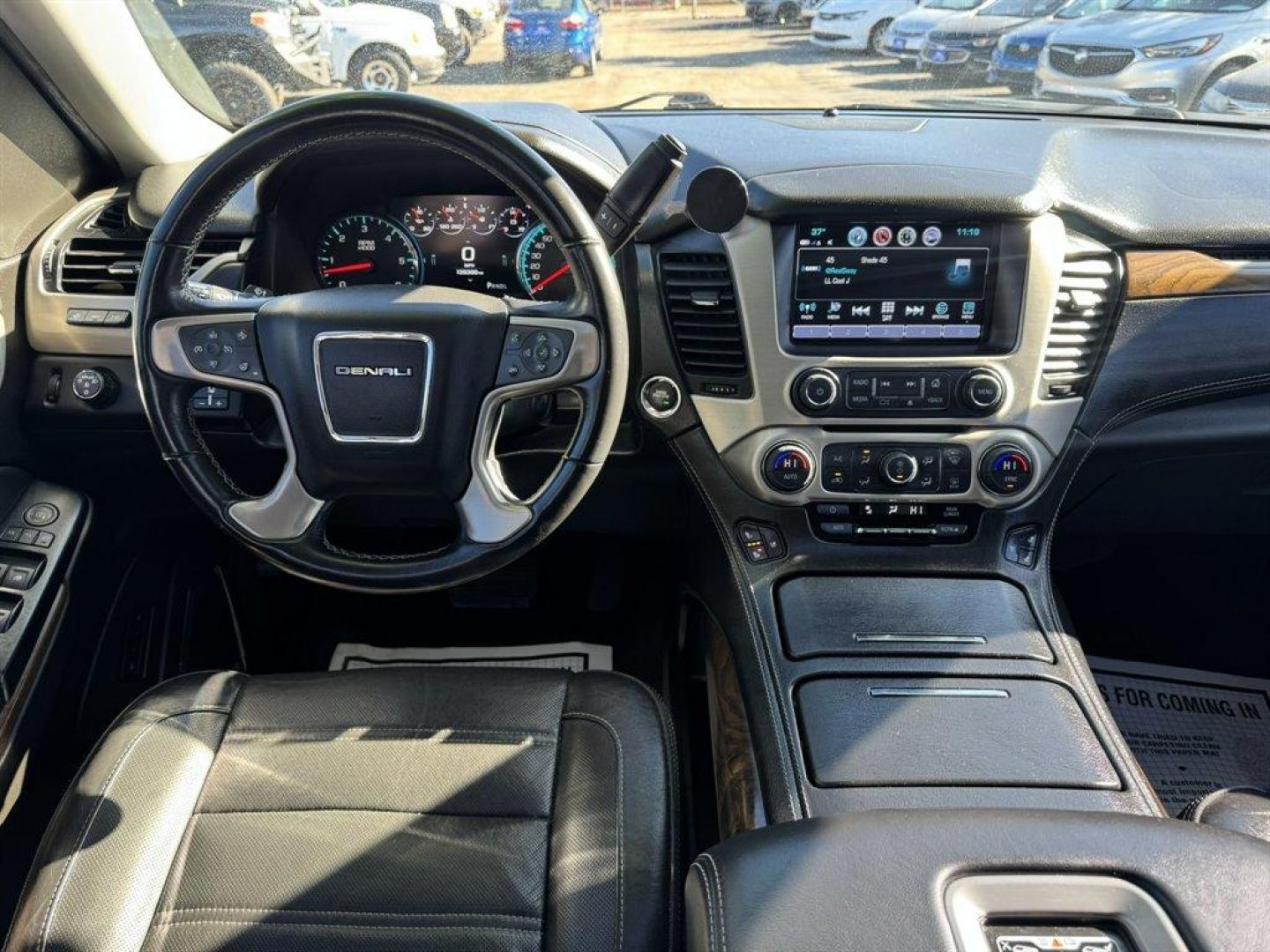 2020 White /Black GMC Yukon XL (1GKS1HKJ9LR) with an 6.2l V8 DI VVT Flex 6.2l engine, Automatic transmission, located at 745 East Steele Rd., West Columbia, SC, 29170, (803) 755-9148, 33.927212, -81.148483 - Photo#6