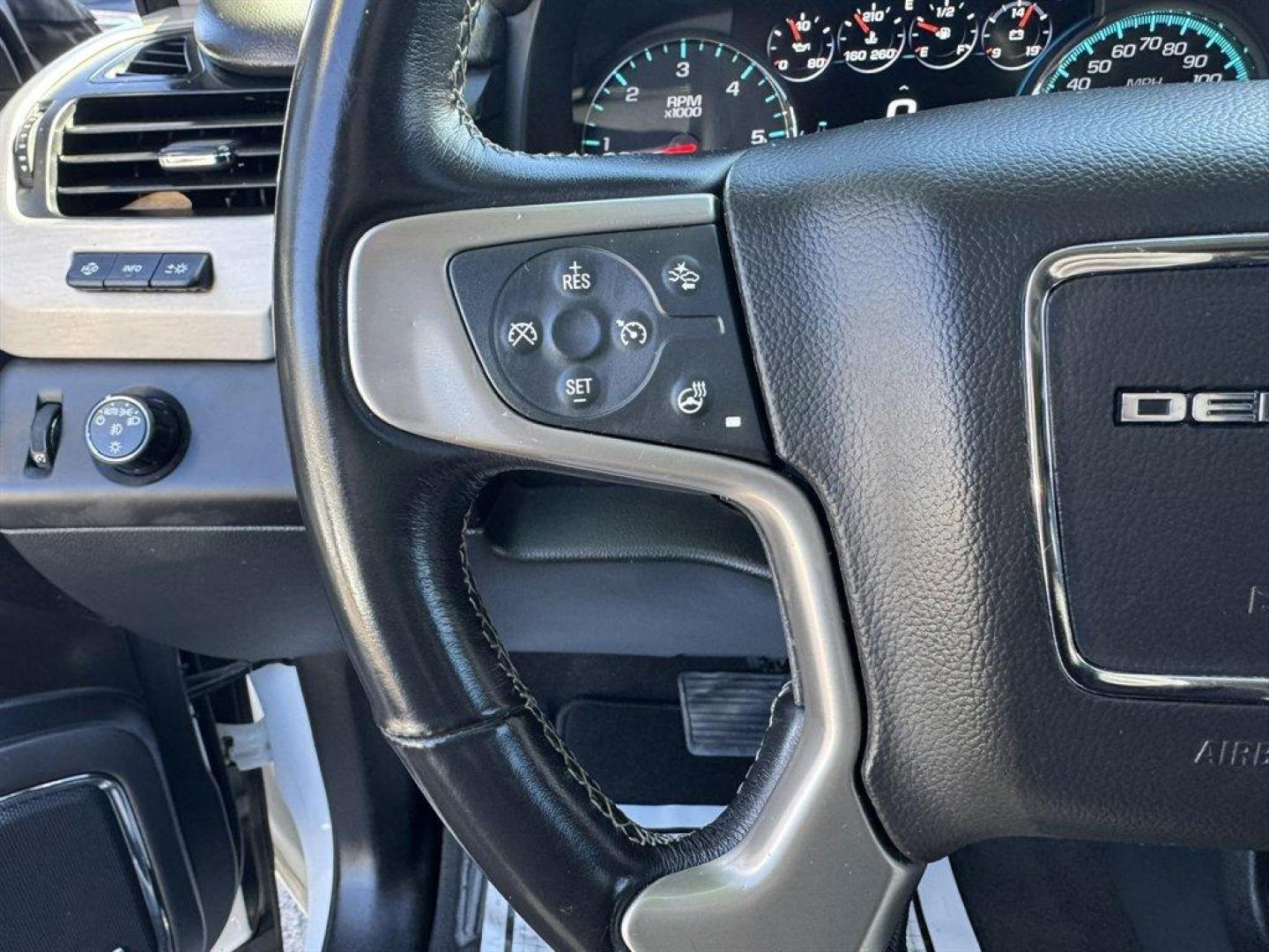 2020 White /Black GMC Yukon XL (1GKS1HKJ9LR) with an 6.2l V8 DI VVT Flex 6.2l engine, Automatic transmission, located at 745 East Steele Rd., West Columbia, SC, 29170, (803) 755-9148, 33.927212, -81.148483 - Photo#8