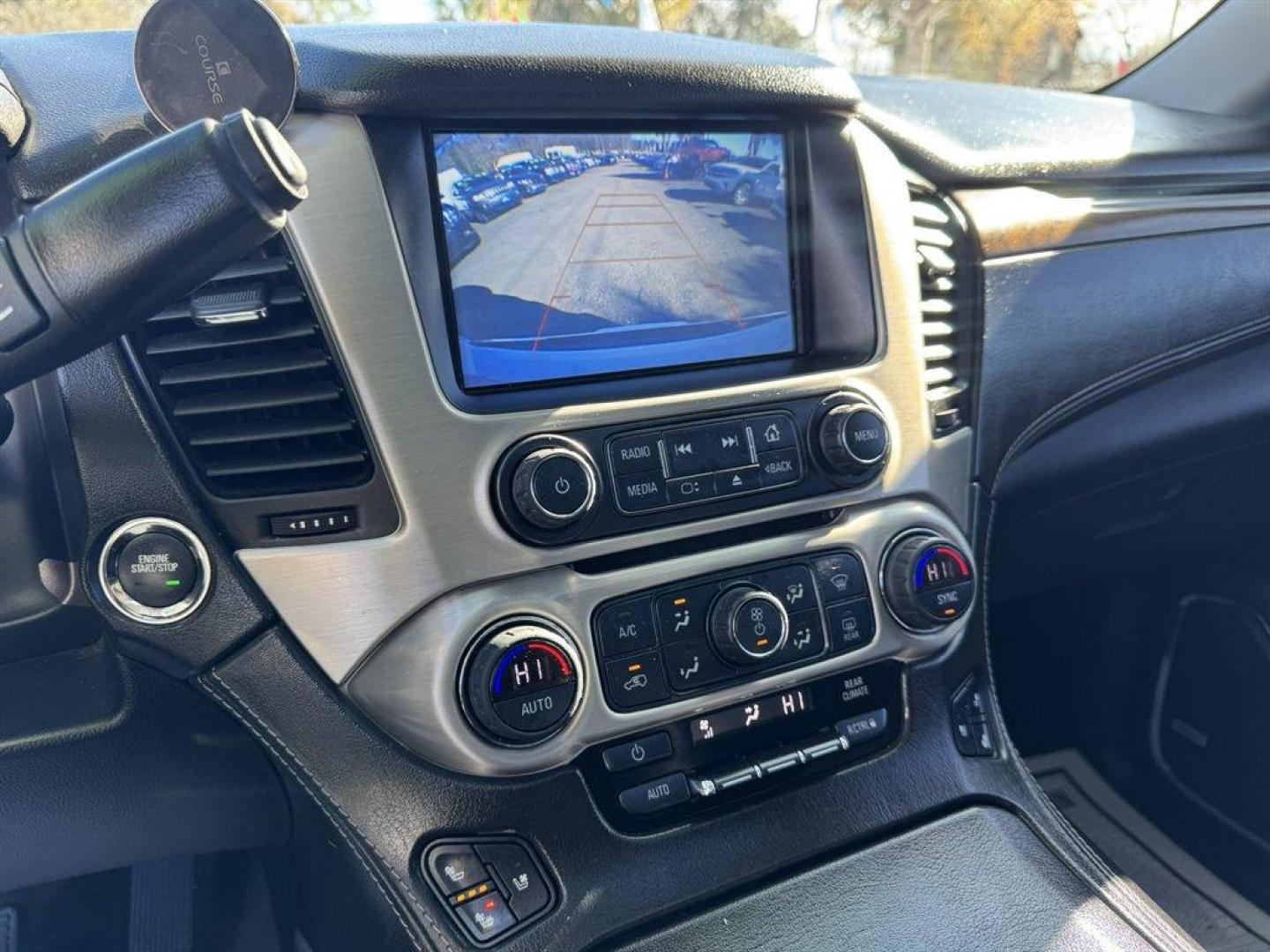 2020 White /Black GMC Yukon XL (1GKS1HKJ9LR) with an 6.2l V8 DI VVT Flex 6.2l engine, Automatic transmission, located at 745 East Steele Rd., West Columbia, SC, 29170, (803) 755-9148, 33.927212, -81.148483 - Photo#15