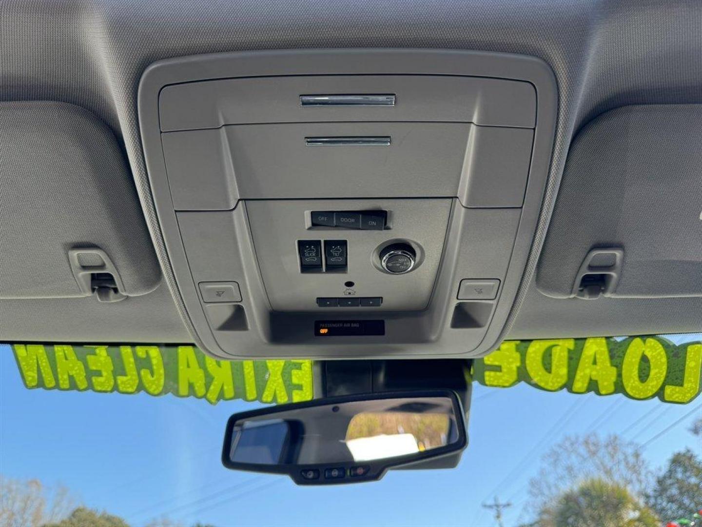 2020 White /Black GMC Yukon XL (1GKS1HKJ9LR) with an 6.2l V8 DI VVT Flex 6.2l engine, Automatic transmission, located at 745 East Steele Rd., West Columbia, SC, 29170, (803) 755-9148, 33.927212, -81.148483 - Photo#16