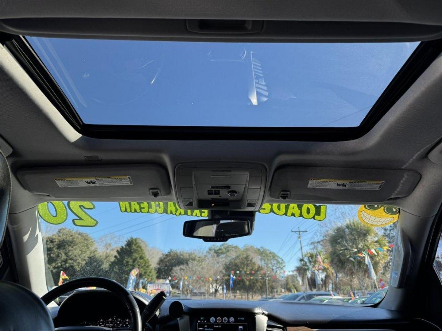 2020 White /Black GMC Yukon XL (1GKS1HKJ9LR) with an 6.2l V8 DI VVT Flex 6.2l engine, Automatic transmission, located at 745 East Steele Rd., West Columbia, SC, 29170, (803) 755-9148, 33.927212, -81.148483 - Photo#17