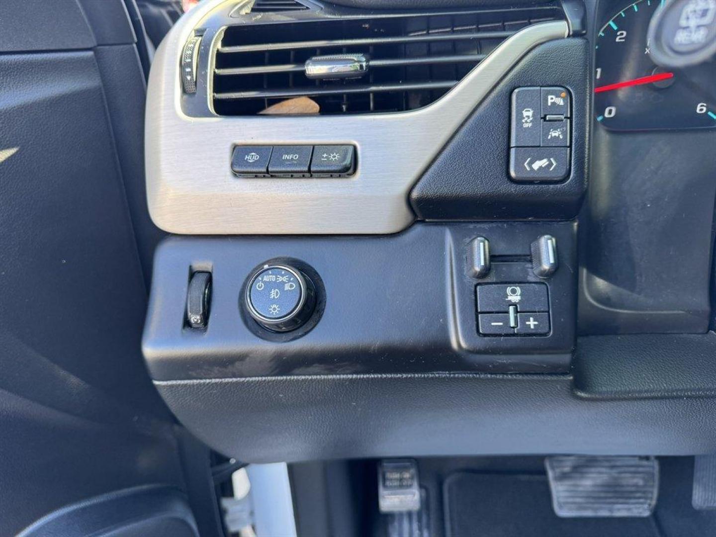 2020 White /Black GMC Yukon XL (1GKS1HKJ9LR) with an 6.2l V8 DI VVT Flex 6.2l engine, Automatic transmission, located at 745 East Steele Rd., West Columbia, SC, 29170, (803) 755-9148, 33.927212, -81.148483 - Photo#18