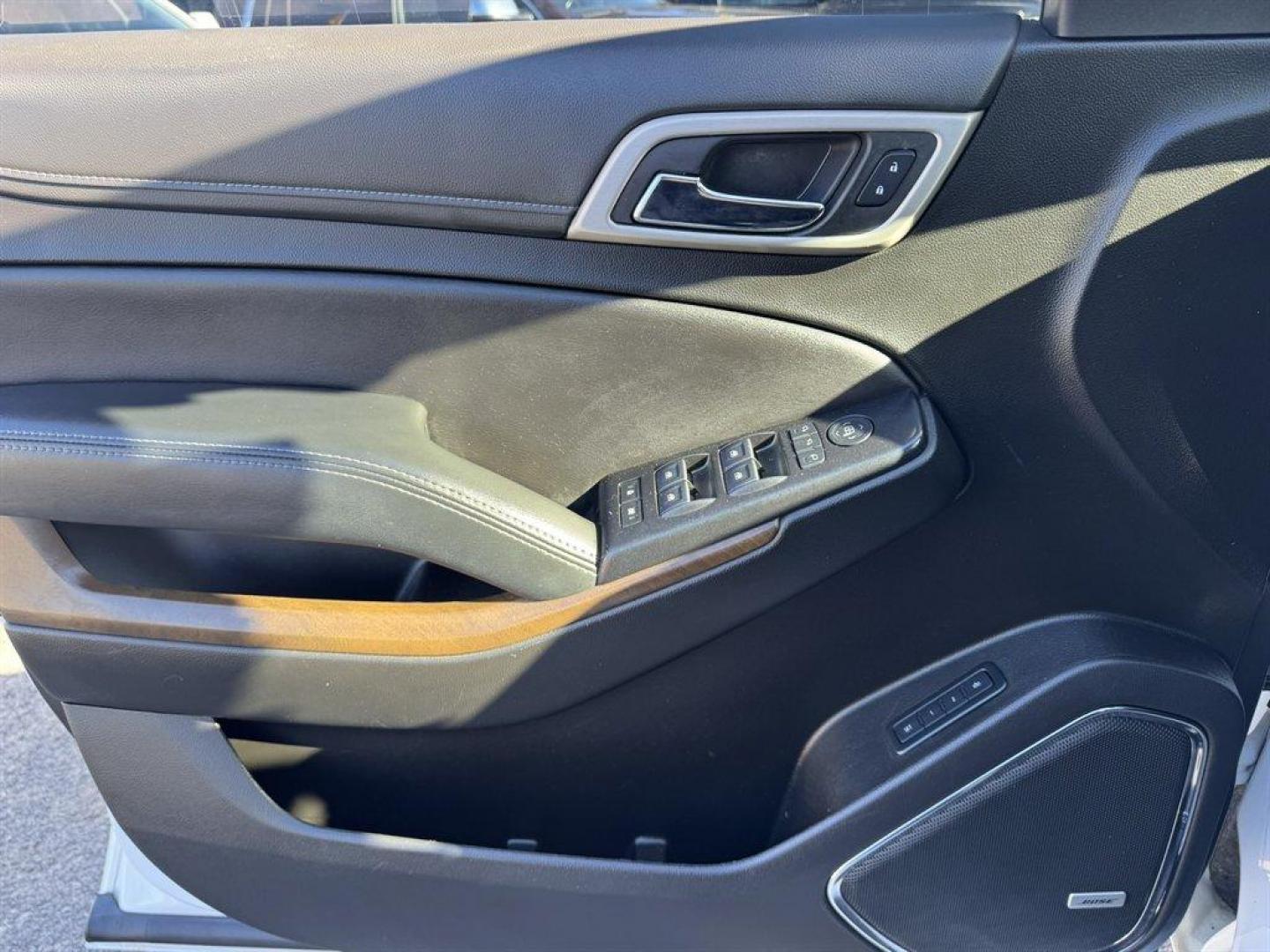 2020 White /Black GMC Yukon XL (1GKS1HKJ9LR) with an 6.2l V8 DI VVT Flex 6.2l engine, Automatic transmission, located at 745 East Steele Rd., West Columbia, SC, 29170, (803) 755-9148, 33.927212, -81.148483 - Photo#19