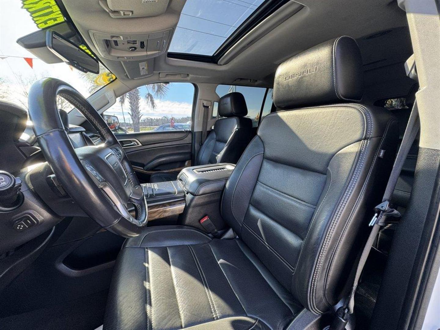 2020 White /Black GMC Yukon XL (1GKS1HKJ9LR) with an 6.2l V8 DI VVT Flex 6.2l engine, Automatic transmission, located at 745 East Steele Rd., West Columbia, SC, 29170, (803) 755-9148, 33.927212, -81.148483 - Photo#21