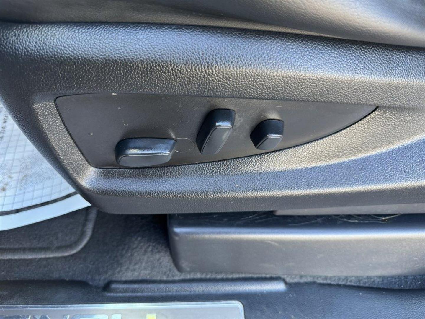 2020 White /Black GMC Yukon XL (1GKS1HKJ9LR) with an 6.2l V8 DI VVT Flex 6.2l engine, Automatic transmission, located at 745 East Steele Rd., West Columbia, SC, 29170, (803) 755-9148, 33.927212, -81.148483 - Photo#22