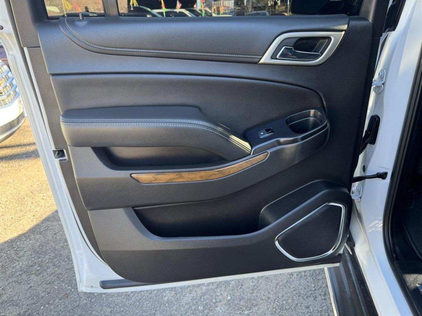 2020 White /Black GMC Yukon XL (1GKS1HKJ9LR) with an 6.2l V8 DI VVT Flex 6.2l engine, Automatic transmission, located at 745 East Steele Rd., West Columbia, SC, 29170, (803) 755-9148, 33.927212, -81.148483 - Photo#23