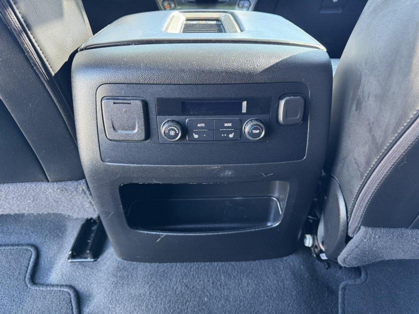 2020 White /Black GMC Yukon XL (1GKS1HKJ9LR) with an 6.2l V8 DI VVT Flex 6.2l engine, Automatic transmission, located at 745 East Steele Rd., West Columbia, SC, 29170, (803) 755-9148, 33.927212, -81.148483 - Photo#25