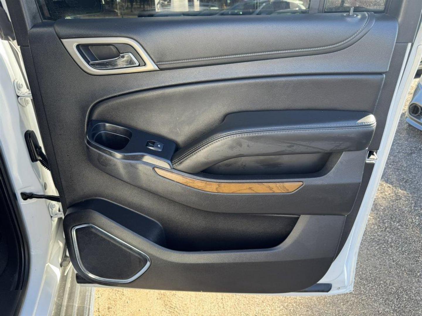 2020 White /Black GMC Yukon XL (1GKS1HKJ9LR) with an 6.2l V8 DI VVT Flex 6.2l engine, Automatic transmission, located at 745 East Steele Rd., West Columbia, SC, 29170, (803) 755-9148, 33.927212, -81.148483 - Photo#27