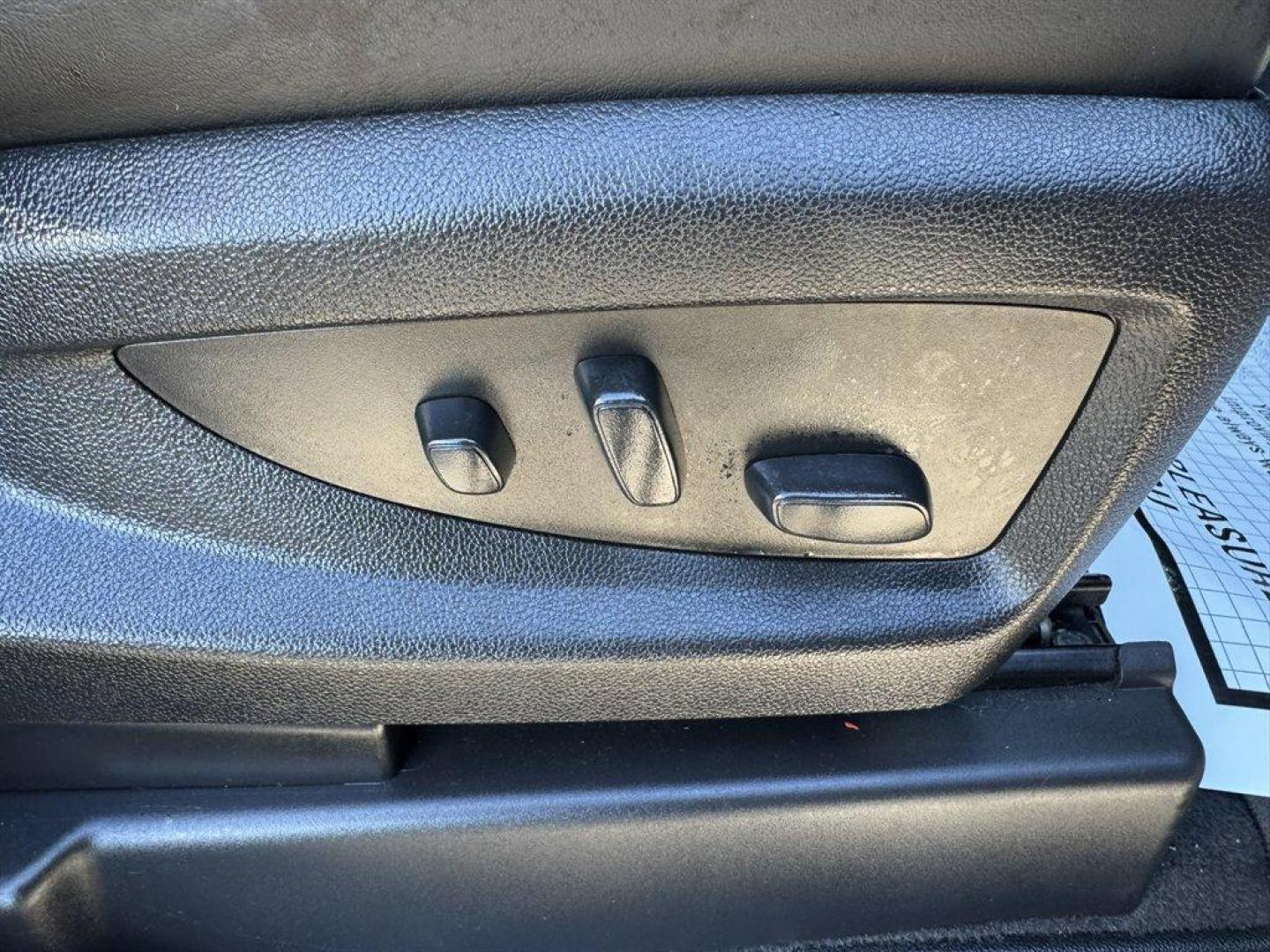 2020 White /Black GMC Yukon XL (1GKS1HKJ9LR) with an 6.2l V8 DI VVT Flex 6.2l engine, Automatic transmission, located at 745 East Steele Rd., West Columbia, SC, 29170, (803) 755-9148, 33.927212, -81.148483 - Photo#31