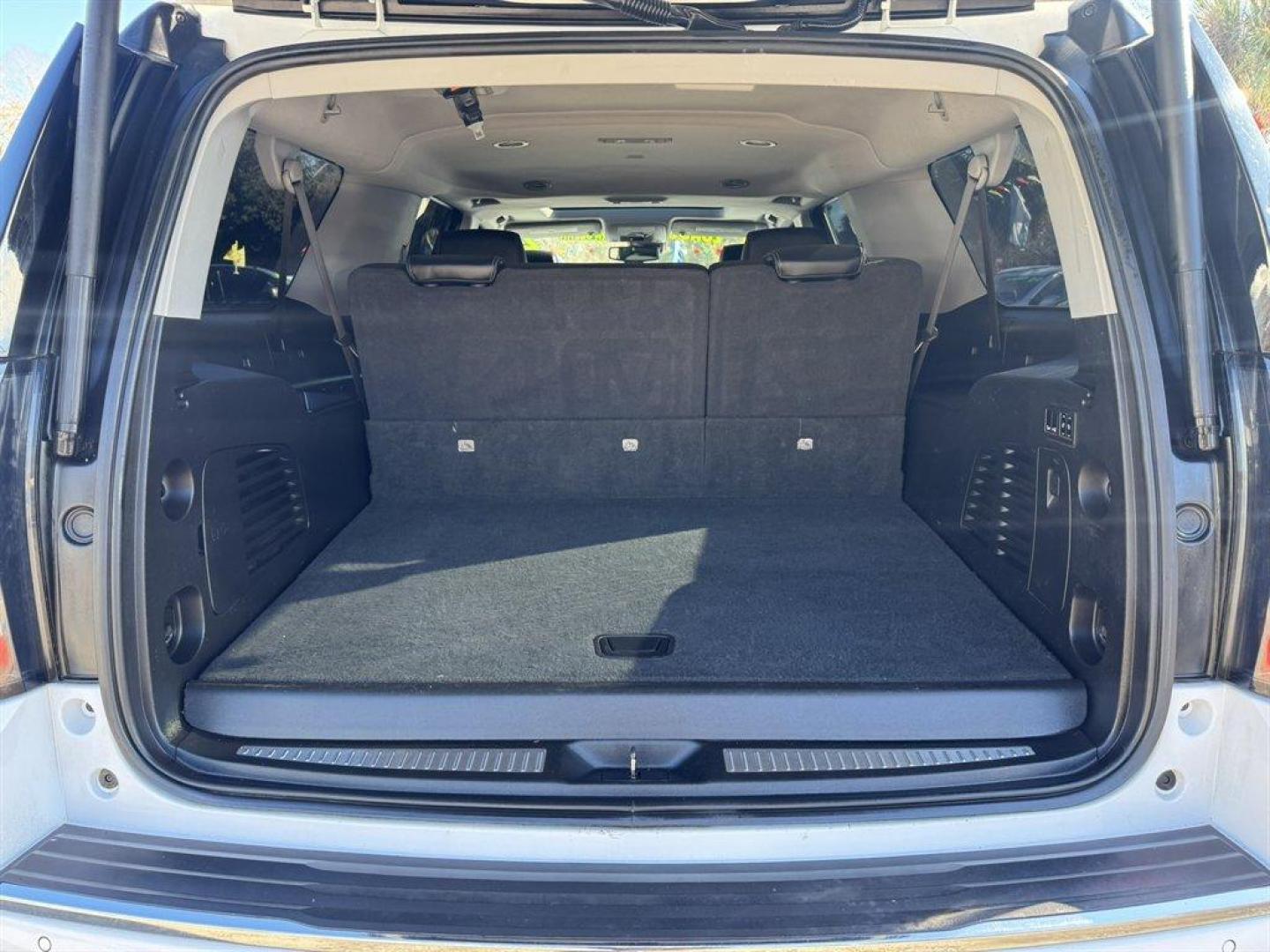 2020 White /Black GMC Yukon XL (1GKS1HKJ9LR) with an 6.2l V8 DI VVT Flex 6.2l engine, Automatic transmission, located at 745 East Steele Rd., West Columbia, SC, 29170, (803) 755-9148, 33.927212, -81.148483 - Photo#32