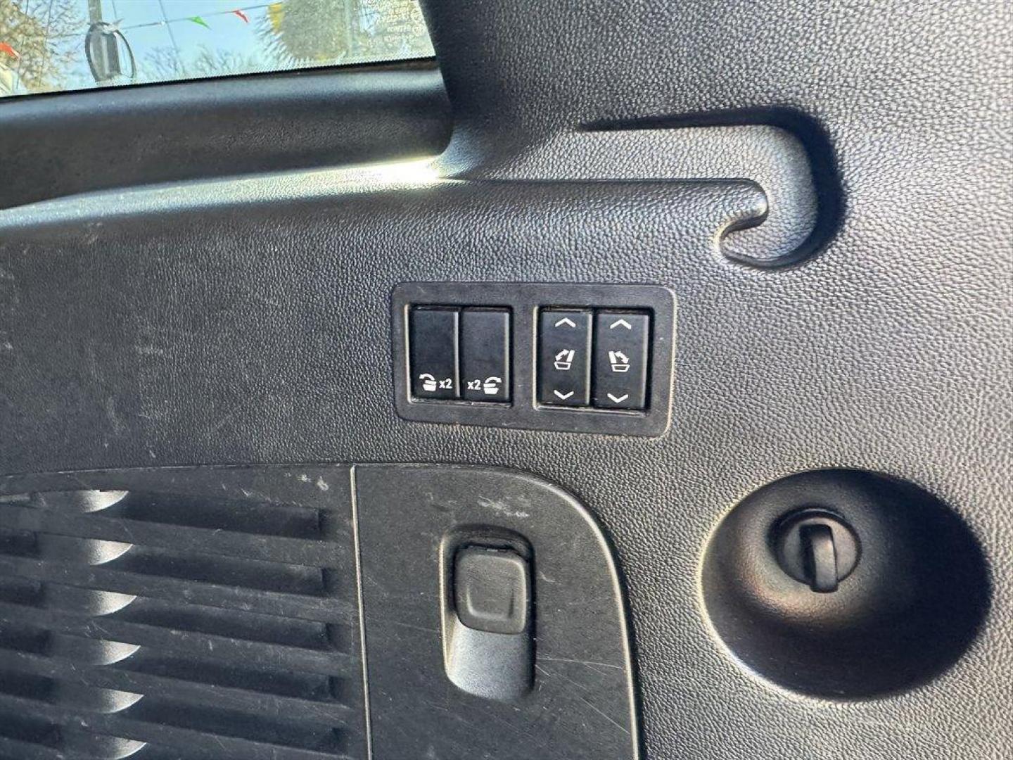 2020 White /Black GMC Yukon XL (1GKS1HKJ9LR) with an 6.2l V8 DI VVT Flex 6.2l engine, Automatic transmission, located at 745 East Steele Rd., West Columbia, SC, 29170, (803) 755-9148, 33.927212, -81.148483 - Photo#33