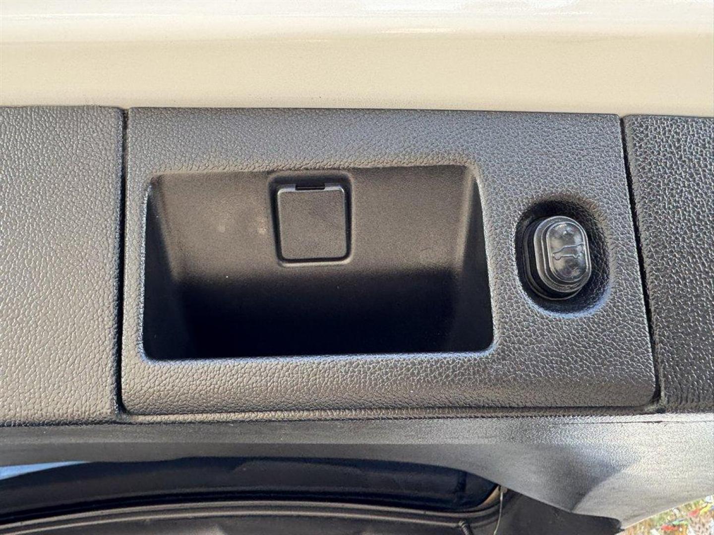 2020 White /Black GMC Yukon XL (1GKS1HKJ9LR) with an 6.2l V8 DI VVT Flex 6.2l engine, Automatic transmission, located at 745 East Steele Rd., West Columbia, SC, 29170, (803) 755-9148, 33.927212, -81.148483 - Photo#34