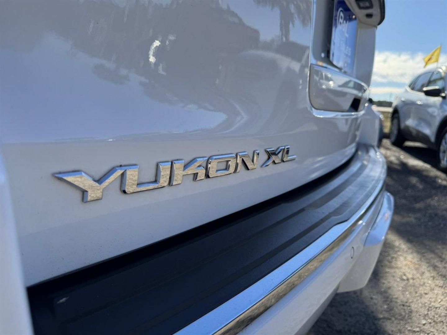 2020 White /Black GMC Yukon XL (1GKS1HKJ9LR) with an 6.2l V8 DI VVT Flex 6.2l engine, Automatic transmission, located at 745 East Steele Rd., West Columbia, SC, 29170, (803) 755-9148, 33.927212, -81.148483 - Photo#35