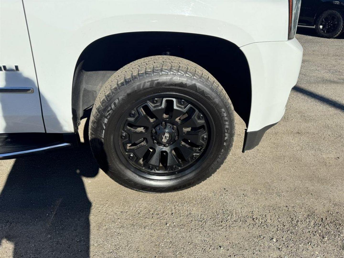 2020 White /Black GMC Yukon XL (1GKS1HKJ9LR) with an 6.2l V8 DI VVT Flex 6.2l engine, Automatic transmission, located at 745 East Steele Rd., West Columbia, SC, 29170, (803) 755-9148, 33.927212, -81.148483 - Photo#36