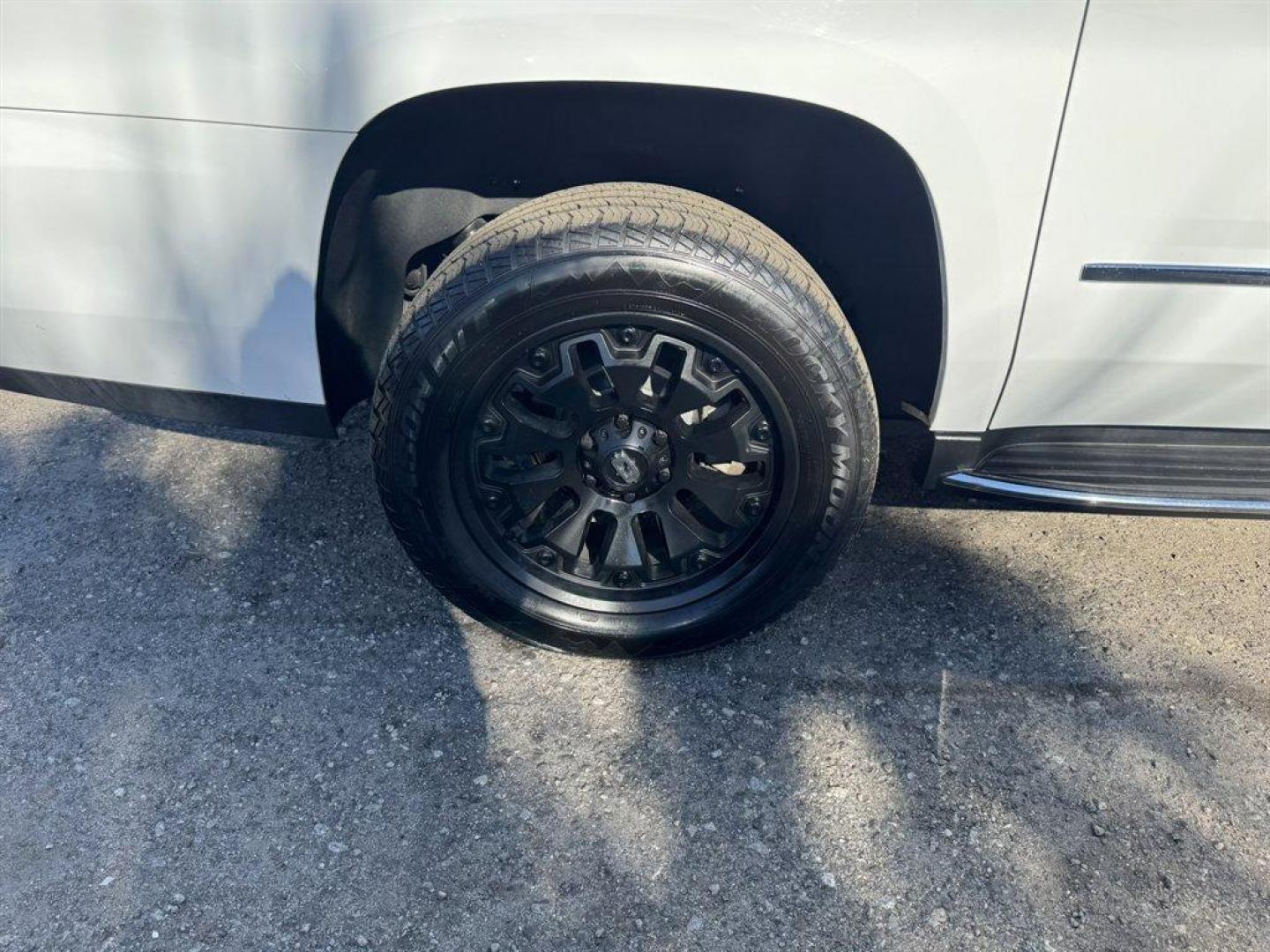 2020 White /Black GMC Yukon XL (1GKS1HKJ9LR) with an 6.2l V8 DI VVT Flex 6.2l engine, Automatic transmission, located at 745 East Steele Rd., West Columbia, SC, 29170, (803) 755-9148, 33.927212, -81.148483 - Photo#37