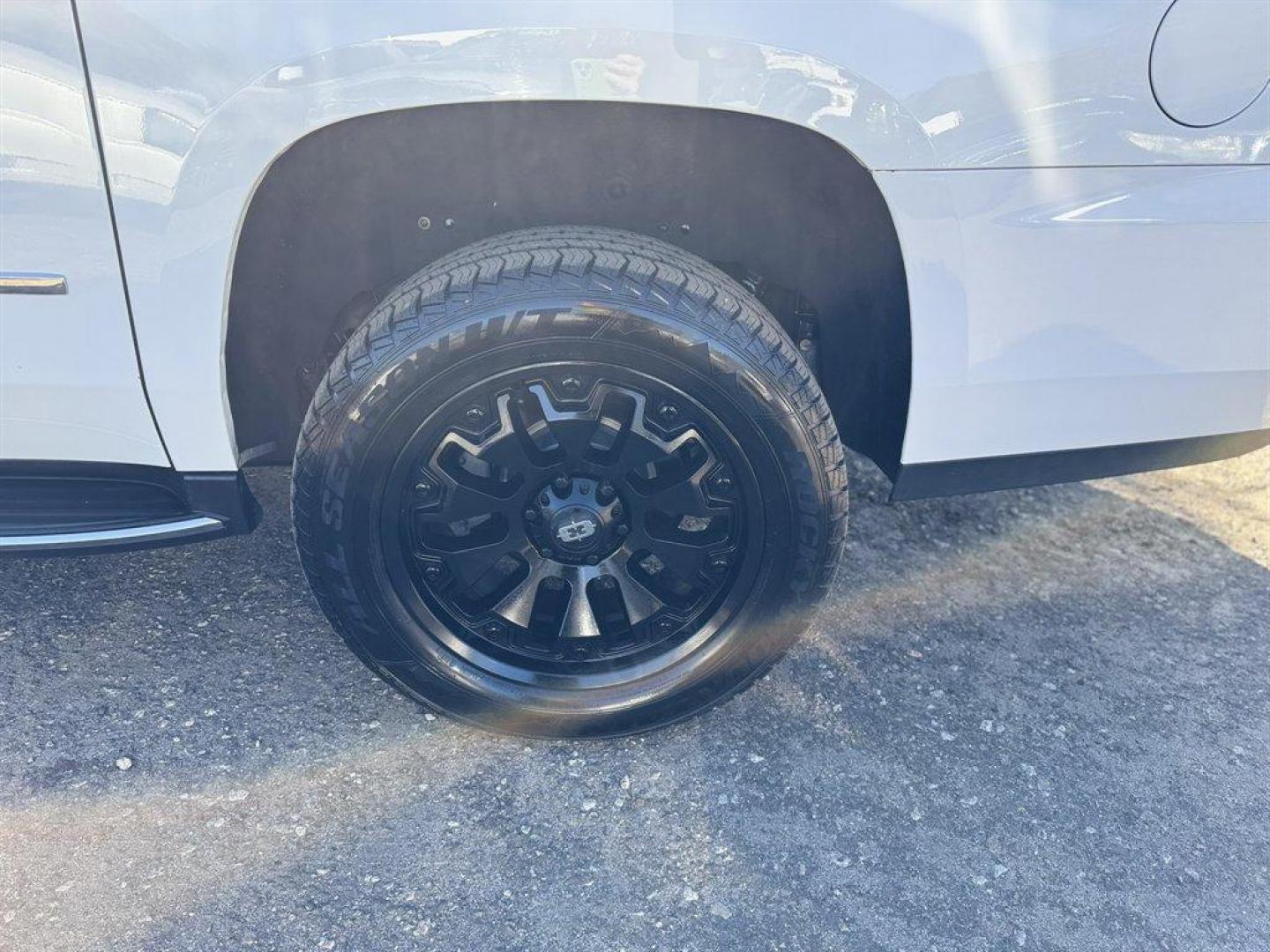 2020 White /Black GMC Yukon XL (1GKS1HKJ9LR) with an 6.2l V8 DI VVT Flex 6.2l engine, Automatic transmission, located at 745 East Steele Rd., West Columbia, SC, 29170, (803) 755-9148, 33.927212, -81.148483 - Photo#38