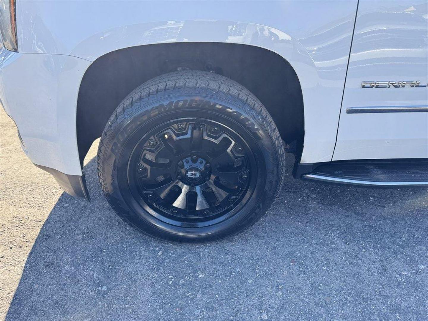 2020 White /Black GMC Yukon XL (1GKS1HKJ9LR) with an 6.2l V8 DI VVT Flex 6.2l engine, Automatic transmission, located at 745 East Steele Rd., West Columbia, SC, 29170, (803) 755-9148, 33.927212, -81.148483 - Photo#39