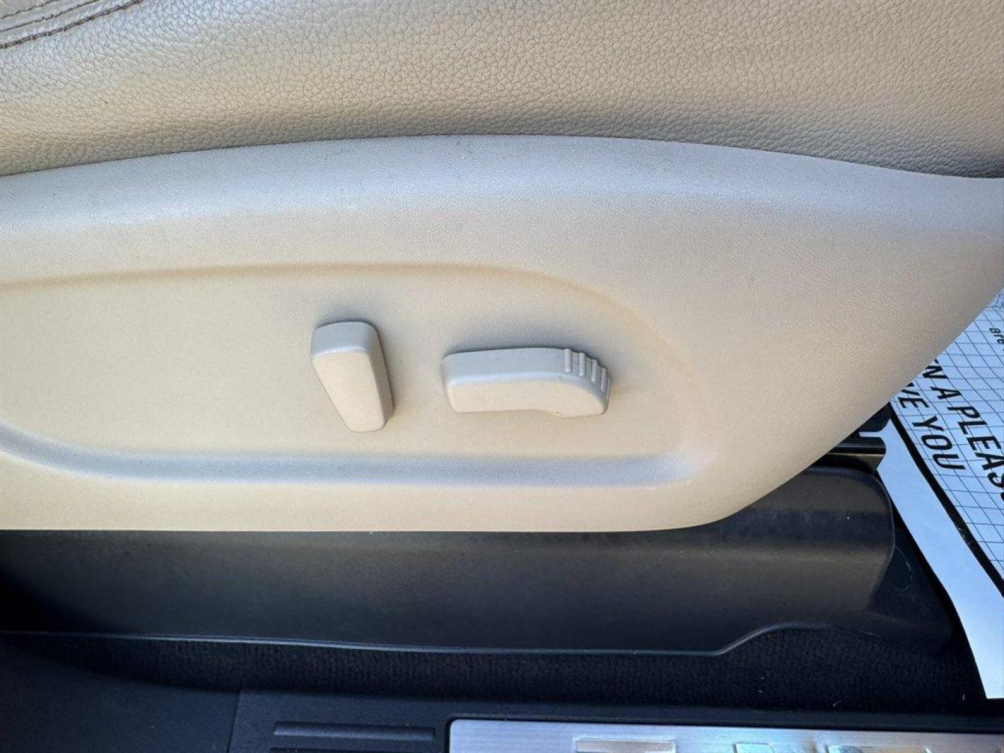 2017 Red /Beige Nissan Titan XD (1N6BA1F40HN) with an 5.0l V8 DI Dohc Tdsl 5.0l engine, Automatic transmission, located at 745 East Steele Rd., West Columbia, SC, 29170, (803) 755-9148, 33.927212, -81.148483 - Photo#29